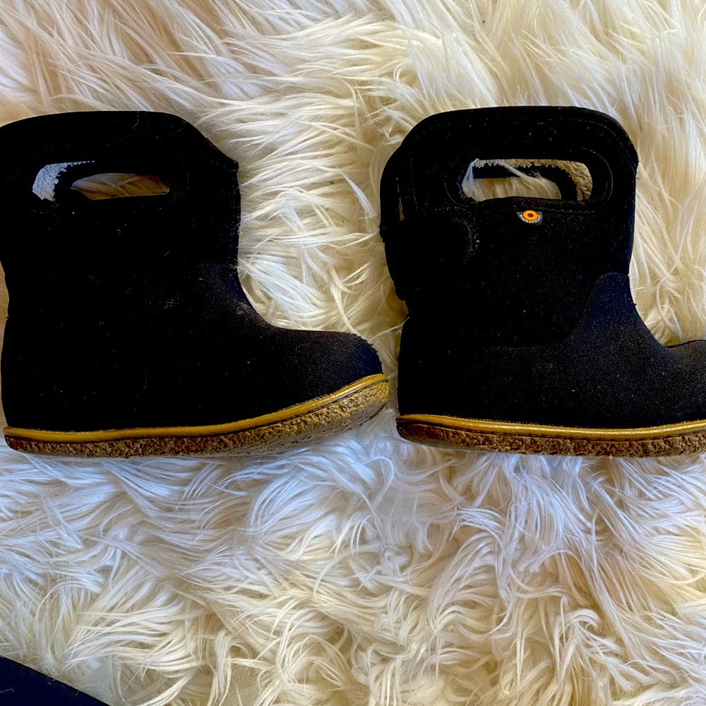 Toddle big boots.